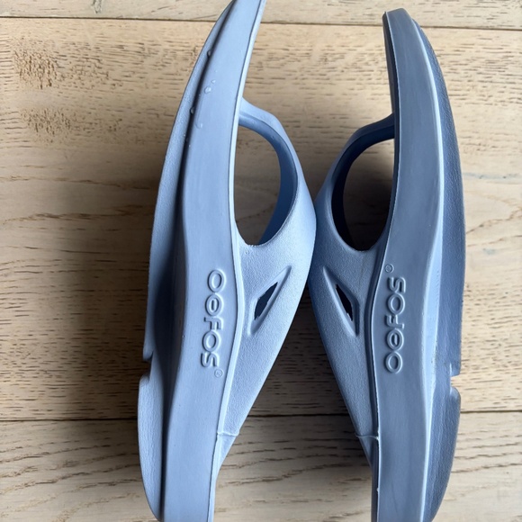 OOFOS FlipFlops - Picture 2 of 4